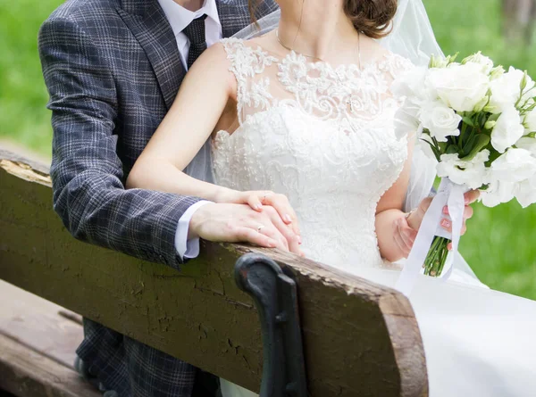 花嫁と新郎 公園で結婚式の花束 — ストック写真