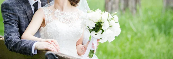 Noiva Noivo Com Buquê Casamento Parque — Fotografia de Stock