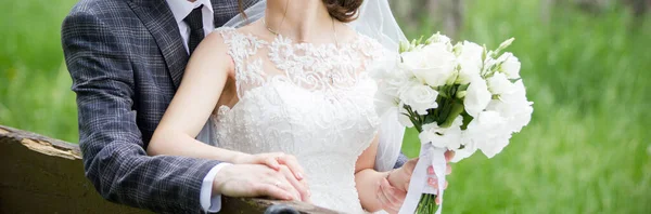 花嫁と新郎 公園で結婚式の花束 — ストック写真