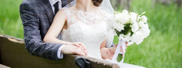 Bruid Bruidegom Met Bruidsboeket Het Park — Stockfoto