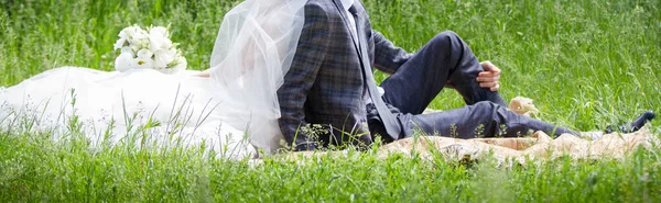 Noiva Noivo Com Buquê Casamento Parque — Fotografia de Stock