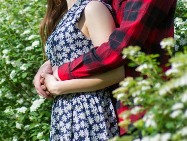 Parkta birbirini seven bir çift