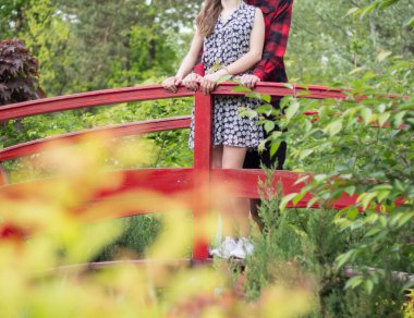 Parktaki köprüde aşıklar