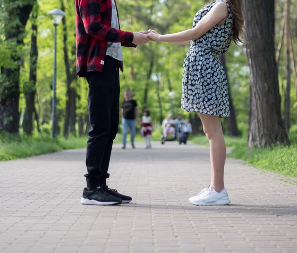 Les Amoureux Promènent Dans Parc Parmi Les Arbres — Photo