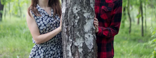 Älskade Par Nära Björken Parken — Stockfoto