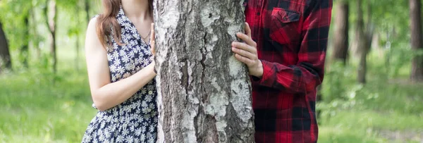 Casal Amoroso Perto Vidoeiro Parque — Fotografia de Stock