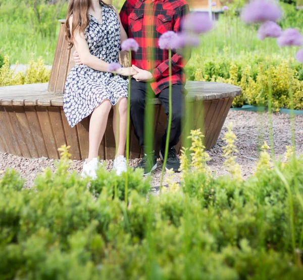 Pareja Cariñosa Banco Del Parque Entre Flores —  Fotos de Stock