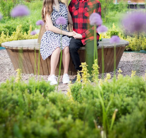 Pareja Cariñosa Banco Del Parque Entre Flores — Foto de Stock