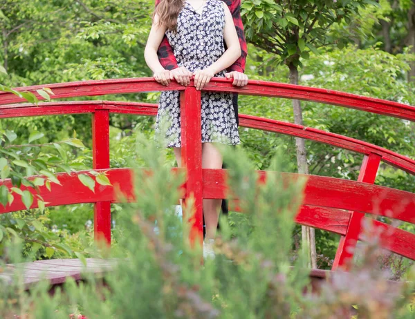 Amoureux Sur Pont Dans Parc — Photo