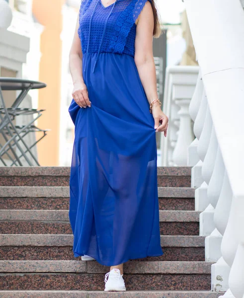 Mavi Elbiseli Bir Kız Kiev Sokaklarındaki Evlerin Arasında Yürüyor — Stok fotoğraf