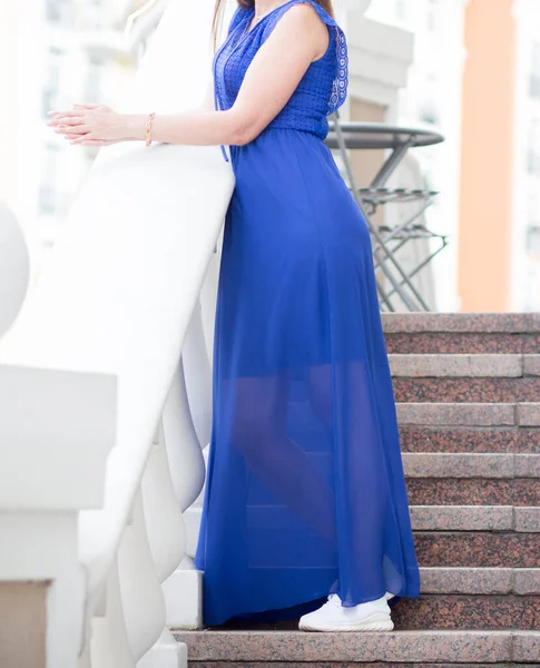 Uma Menina Vestido Azul Caminha Entre Casas Nas Ruas Kiev — Fotografia de Stock