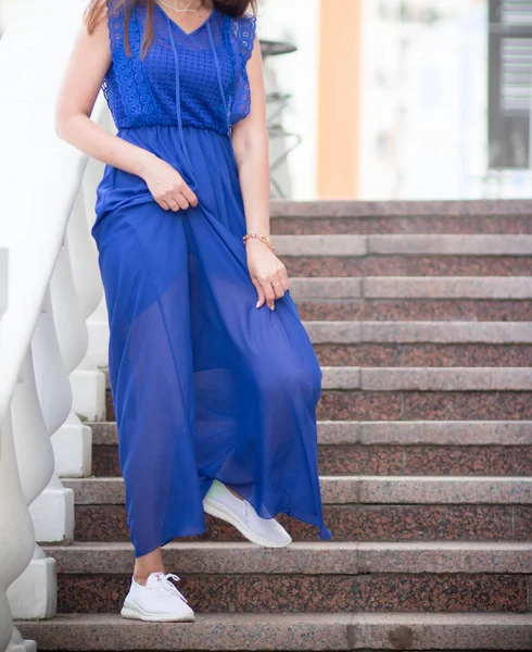 Uma Menina Vestido Azul Caminha Entre Casas Nas Ruas Kiev — Fotografia de Stock