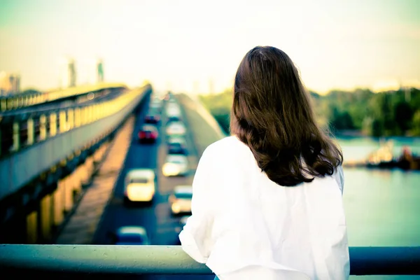 Девушка Мосту Смотрит Проезжающие Машины — стоковое фото