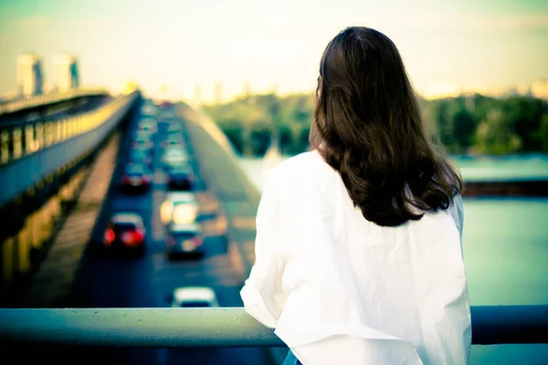 Девушка Мосту Смотрит Проезжающие Машины — стоковое фото