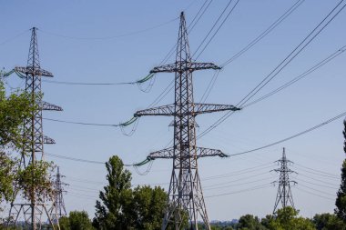 Hidroelektrik santralin yakınındaki yüksek voltajlı elektrik hattı.