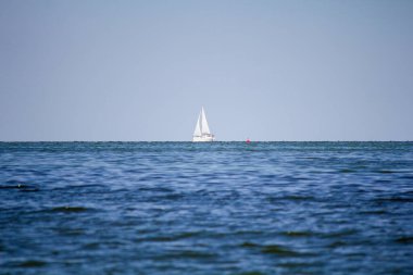 Denizde beyaz yelkenli yat