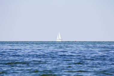 Denizde beyaz yelkenli yat