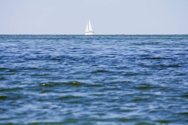 Denizde beyaz yelkenli yat