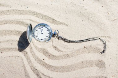 Kumdaki zinciri izle. Geçen zamanın sembolü..