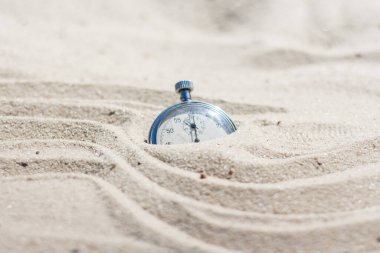 Kumdaki zinciri izle. Geçen zamanın sembolü..