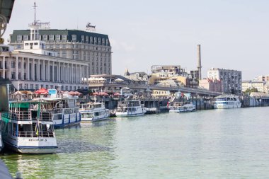 Dinyeper 'daki eğlence gemileri kıyıya yakın. Dinyeper boyunca yürüyüşleri bekliyorum.