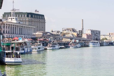 Dinyeper 'daki eğlence gemileri kıyıya yakın. Dinyeper boyunca yürüyüşleri bekliyorum.