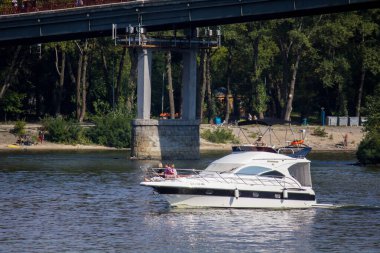 Kiev 'deki Dinyeper nehrinde yolcularla dolu bir tekne.