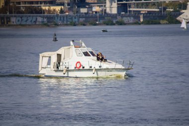 Kiev 'deki Dinyeper nehrinde yolcularla dolu bir tekne.