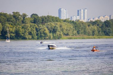 Kiev 'deki Dinyeper nehrinde yolcularla dolu bir tekne.