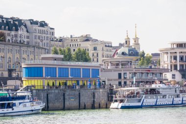 Kiev 'deki Dinyeper' daki nehir istasyonu. Kirli yeşil sularda gemiler