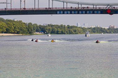 Dinyeper boyunca bir su mobiletiyle hızlı yürü. Sıcak havada eğlence.