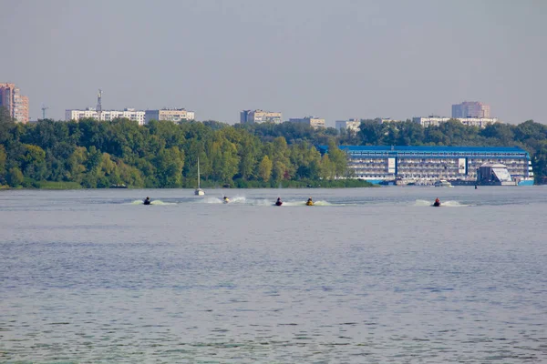 Caminhe Velocidade Uma Scooter Água Longo Dnieper Diversão Tempo Quente — Fotografia de Stock