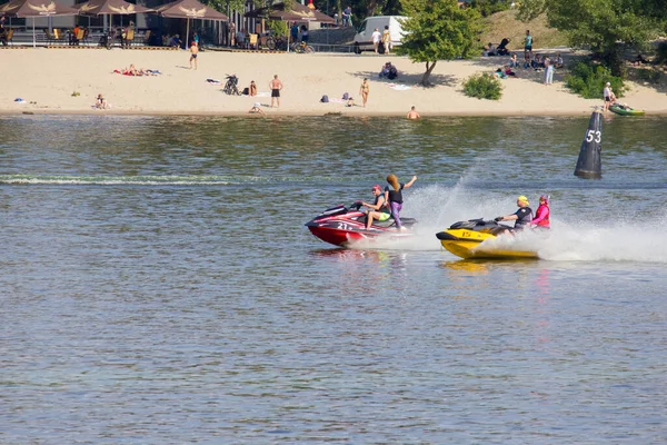 Caminhe Velocidade Uma Scooter Água Longo Dnieper Diversão Tempo Quente — Fotografia de Stock