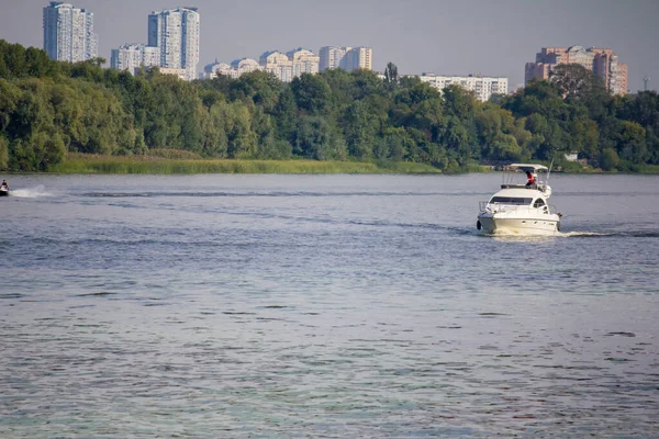 Barco Placer Con Pasajeros Río Dniéper Kiev —  Fotos de Stock