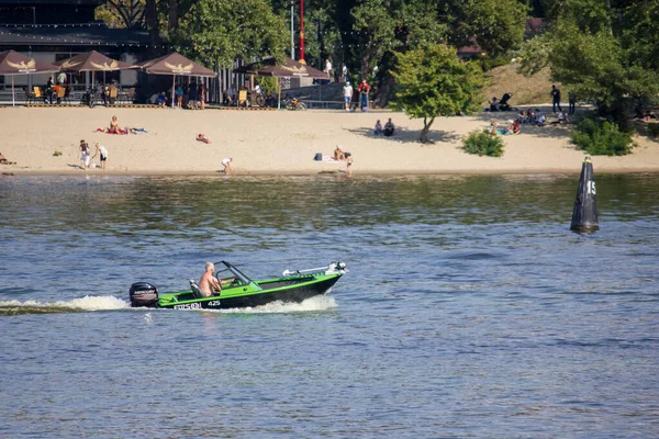 Bateau Plaisance Avec Passagers Sur Fleuve Dniepr Kiev — Photo