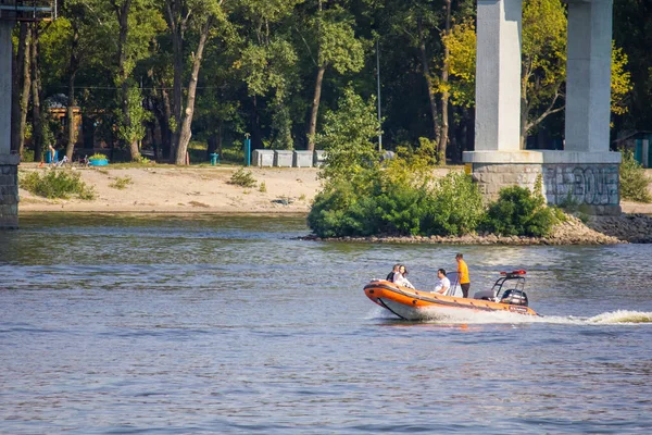 Barco Placer Con Pasajeros Río Dniéper Kiev —  Fotos de Stock