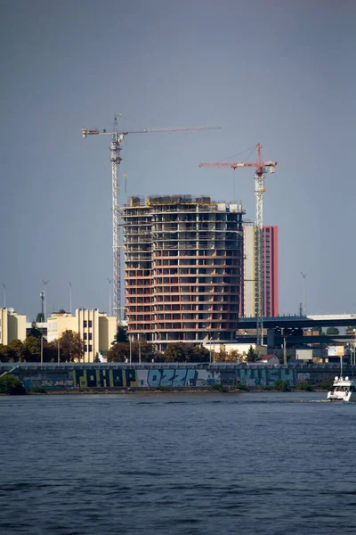 Dinyeper 'in kıyısında inşa halinde olan çok katlı bir bina. Kiev 'de yeni binalar