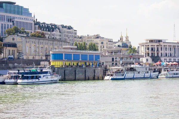 Estación Fluvial Dniéper Kiev Naves Agua Verde Sucia —  Fotos de Stock