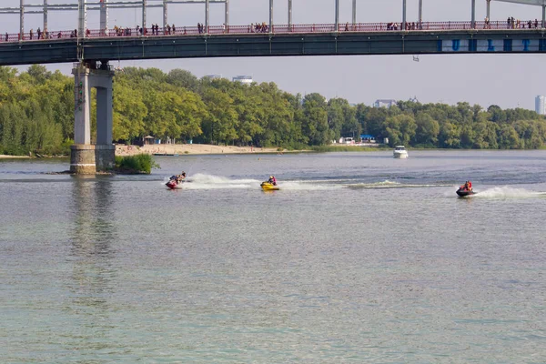 沿着第聂伯河骑水上摩托车快速行走 在温暖的天气里快乐 — 图库照片
