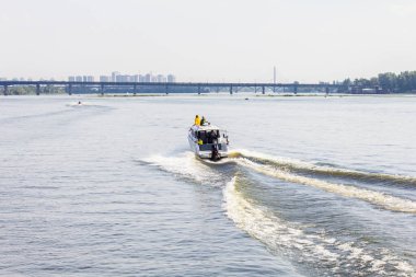 Kiev 'deki Dinyeper nehrinde yolcularla dolu bir tekne.