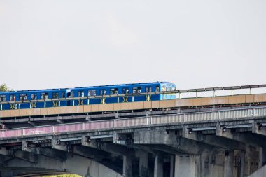 Metro treni Kiev 'deki metro köprüsünde.