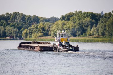 Mavna Dinyeper Nehri boyunca yelken açar. Malların su yoluyla teslimatı