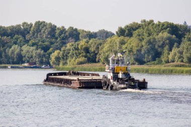 Mavna Dinyeper Nehri boyunca yelken açar. Malların su yoluyla teslimatı
