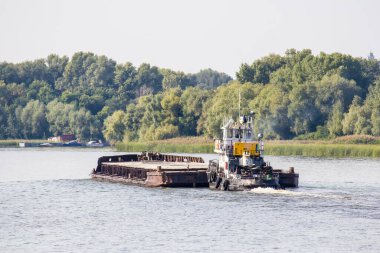 Mavna Dinyeper Nehri boyunca yelken açar. Malların su yoluyla teslimatı