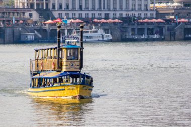 Kiev 'deki Dinyeper nehrinde yolcularla dolu bir tekne.