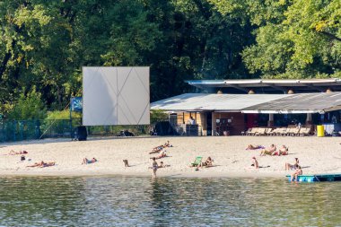 Şehir merkezindeki Dinyeper Nehri 'nin kumlu sahilinde tatilciler.