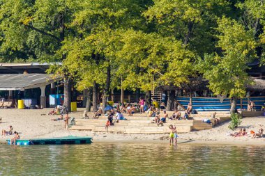 Şehir merkezindeki Dinyeper Nehri 'nin kumlu sahilinde tatilciler.