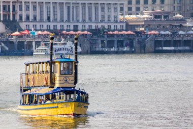 Kiev 'deki Dinyeper nehrinde yolcularla dolu bir tekne.