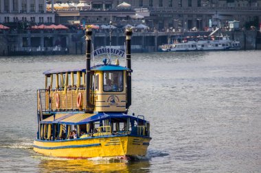 Kiev 'deki Dinyeper nehrinde yolcularla dolu bir tekne.