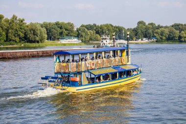 Kiev 'deki Dinyeper nehrinde yolcularla dolu bir tekne.